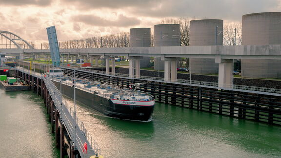 Binnenvaartschip vaart door Rozenburgsesluis