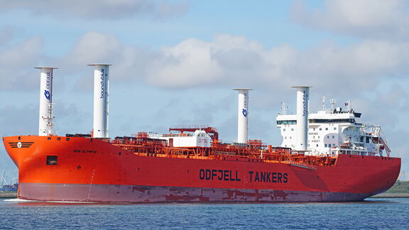 De Bow Olympus met de herkenbare eSAILs. Foto: Kees Torn