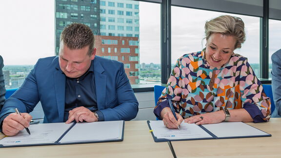 Max Moerke (algemeen directeur Vialis) en Berte Simons (COO Havenbedrijf Rotterdam) ondertekenen de contractovereenkomst. Vialis gaat de volgende fase van de renovatie uitvoeren en is verantwoordelijk voor het meerjarig onderhoud. Foto: Martens Multimedia