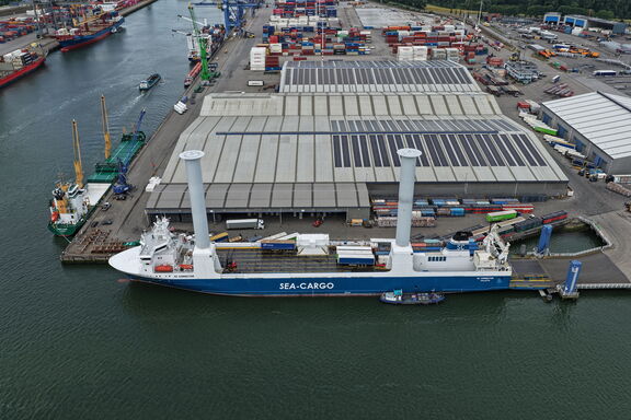 Sea cargo aan de kade