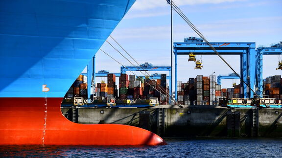 Containerschip ligt aan de kade