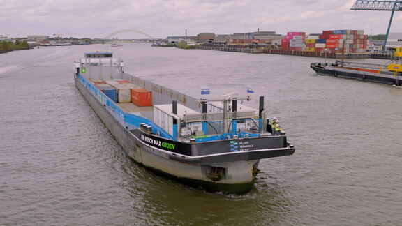 De Den Bosch Max Groen varend over De Noord bij Alblasserdam