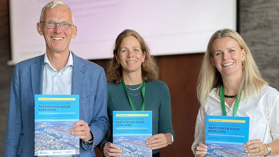 Axel Pel (DCMR), Carla Jong (Deltalinqs) en Johanneke van Steenbergen (Havenbedrijf Rotterdam) met de handreiking. Foto: Kim Huisman