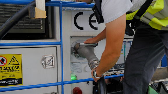 <meta charset="utf-8"><meta charset="utf-8">De ZES-pack wordt via een speciale stekker aan het schip gekoppeld