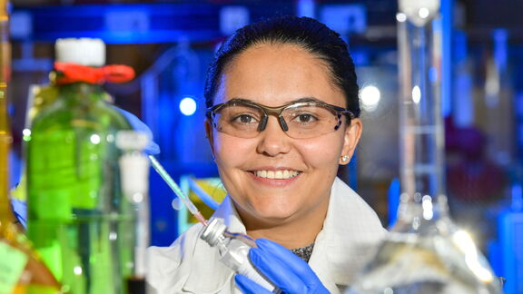 Een vrouw werkt in het lab