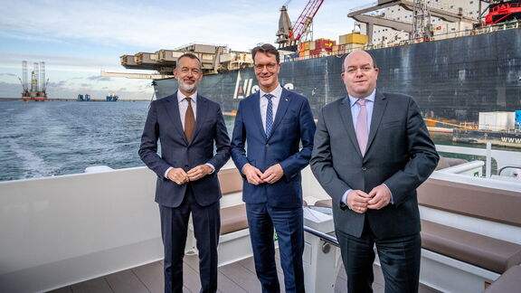 前排从左至右：杜伊斯堡港务集团首席执行官Markus Bangen及鹿特丹港务局首席执行官席宝龙（Boudewijn Siemons）| 后排从左至右：北威州州长Hendrik Wüst及德国驻荷兰大使Nikolaus Meyer-Landrut博士