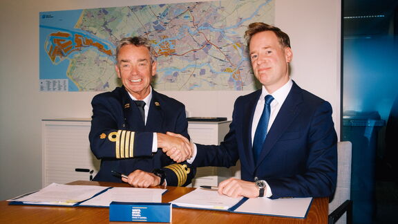 Rijkshavenmeester René de Vries en Wietse van der Werf (oprichter en CEO van de Sea Ranger Service) bij de ondertekening van de overeenkomst. Foto: Havenbedrijf Rotterdam