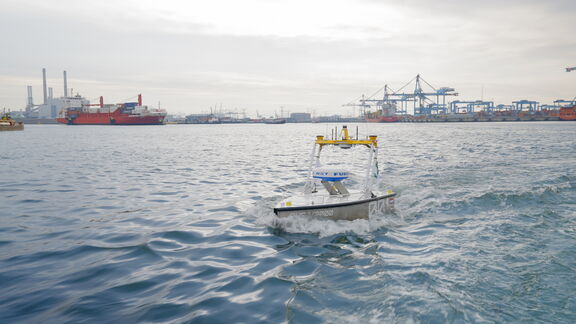 Het onbemande meetvaartuig in actie op Maasvlakte 2. Foto: IJsbreker TV