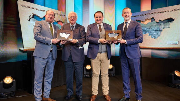 从左至右：杜伊斯堡港务集团首席执行官Markus Bangen、布罗斯特基金会主席Bodo Hombach、北威州联邦与欧洲事务、国际事务及媒体部长Nathanael Liminski、鹿特丹港务局首席执行官席宝龙