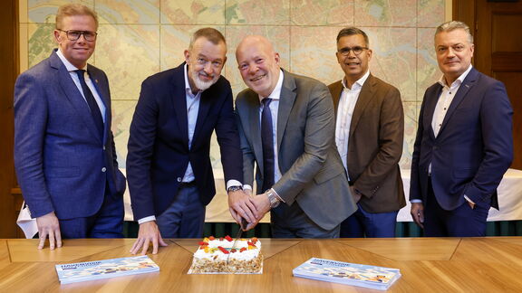 V.l.n.r.: Arne Weverling (Provincie Zuid-Holland), Boudewijn Siemons (Havenbedrijf Rotterdam), Robert Simons (Gemeente Rotterdam), Bas Jansen (Deltalinqs) en Wim Kulik (Ministerie van Economische Zaken).