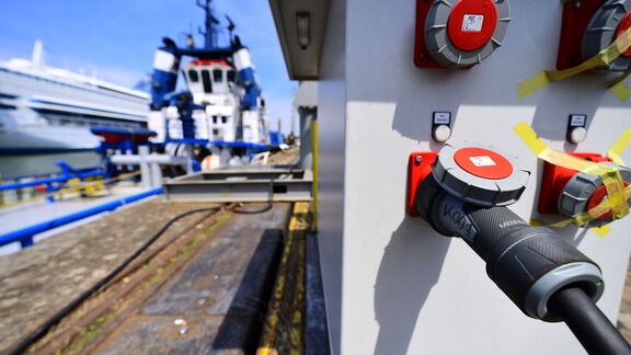 Een schip aan de walstroom. Foto: Danny Cornelissen