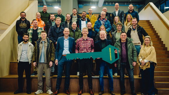 <meta charset="utf-8">Dura Vermeer overhandigde de 'sleutel' van het pand aan Havenbedrijf Rotterdam. Foto: Lex Bezemer