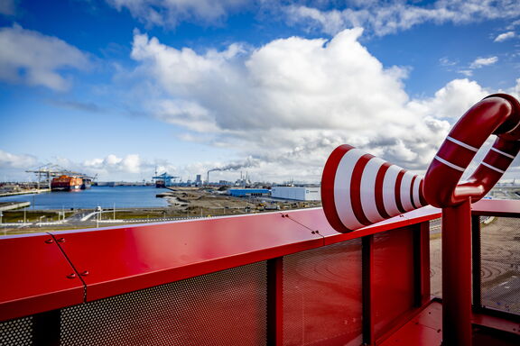 Die Dachterrasse von Portlantis mit Blick auf den Prinses Amaliahaven © Robin Utrecht