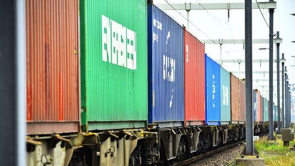Goederentrein met kleurrijke containers op het spoor.