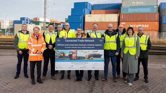 V.l.n.r.: Léarco Kooman (Programma Digitale Infrastructuur Logistiek), demissionair minister Tieman (ministerie van Infrastructuur en Waterstaat), Michel van Dijk (Van Berkel Logistics), Dimitri Maaten (DHL), Eduard Backer (ITG), Jaap Stoppels (Programma Digitale Infrastructuur Logistiek), Thijs van den Heuvel (Contargo), Wouter Werrij (Portbase), Leopold Jonkman (Portbase), Annemarie Withag – Terpstra (ITG) en Adriaan Zeillemaker (ministerie van Infrastructuur en Waterstaat)