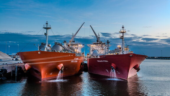 In 2025 vond de eerste ammoniakoverslag plaats in Rotterdamse haven. Foto: IJsbreker TV