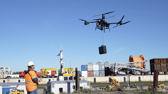 Drone met pakketje en operator bij KRVE
