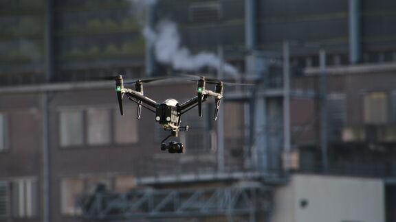Drone in de lucht met een gebouw op de achtergrond