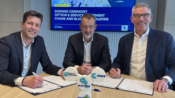 Signing ceremony Chane and Blue Circle Olefins. From left to right: Ralph Koekkoek (CEO Blue Circle Olefins), Boudewijn Siemons (CEO Port of Rotterdam Authority), and Fabian Ziegler (CEO Chane).