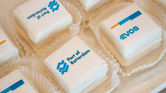 Vierkante gebakjes met het Port of Rotterdam‑ en EVOS‑logo