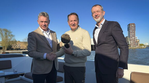 (Rijks)Havenmeester René de Vries, Jan Janse (afscheidnemend districtschef Zeehavenpolitie en Boudewijn Siemons (CEO Havenbedrijf Rotterdam). Foto: Havenbedrijf Rotterdam