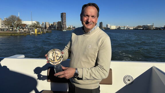 Jan Janse met het Boeganker. Foto: Havenbedrijf Rotterdam