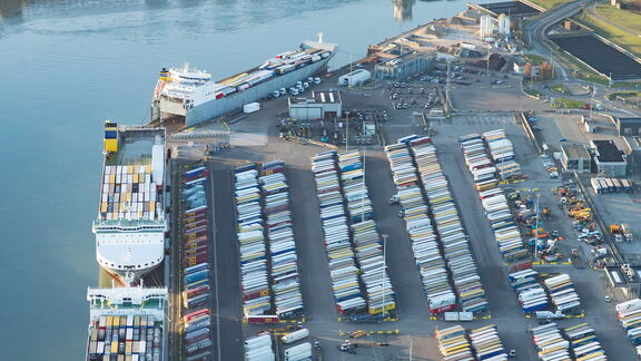 RoRo schip aan kade terminal