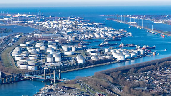 Luftaufnahme der Vitol‑Raffinerie VPR.
