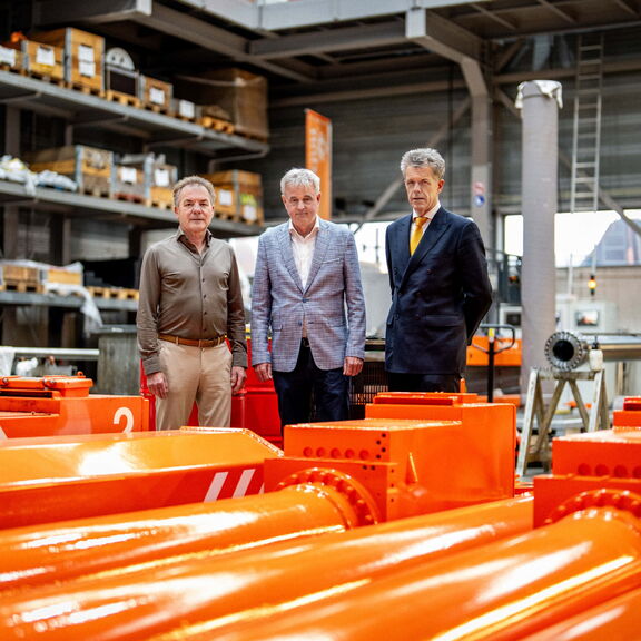 Van links naar rechts: Ton Leenderts (ECT), Gerrit van der Burg (ShoreTension) en Ben van Scherpenzeel (Havenbedrijf).