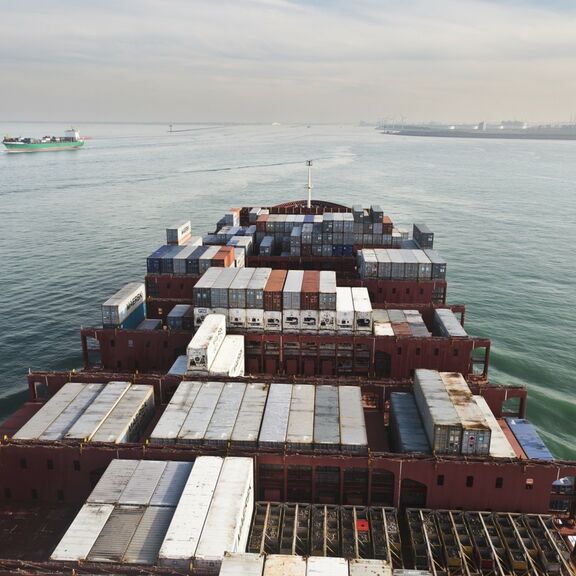 Zeeschip met containers vaart Rotterdam binnen