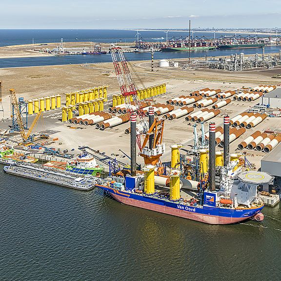 Schepen aan de kade bij Sif op Maasvlakte 2