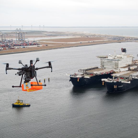 Drone levert pakket bij Pioneering Spirit af