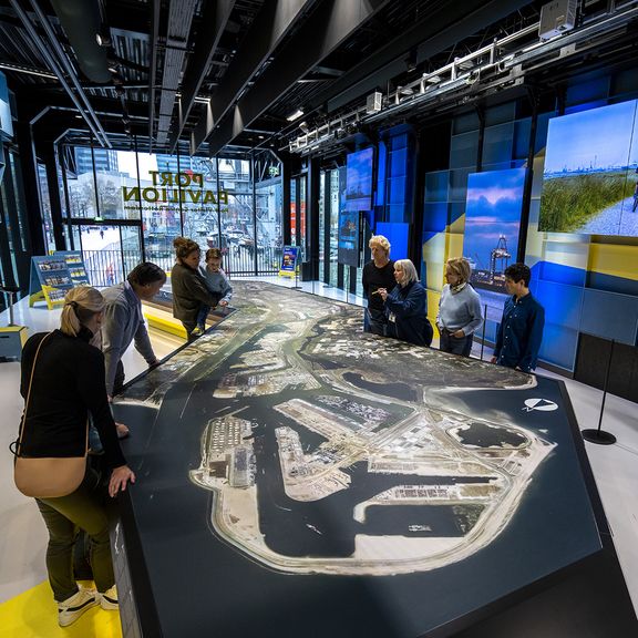 De nieuwe wandelroute met audiogids begint bij Port Pavilion, het haveninfopunt aan de Leuvehaven