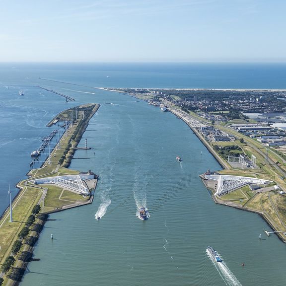 Maeslantkering in de Nieuwe Waterweg