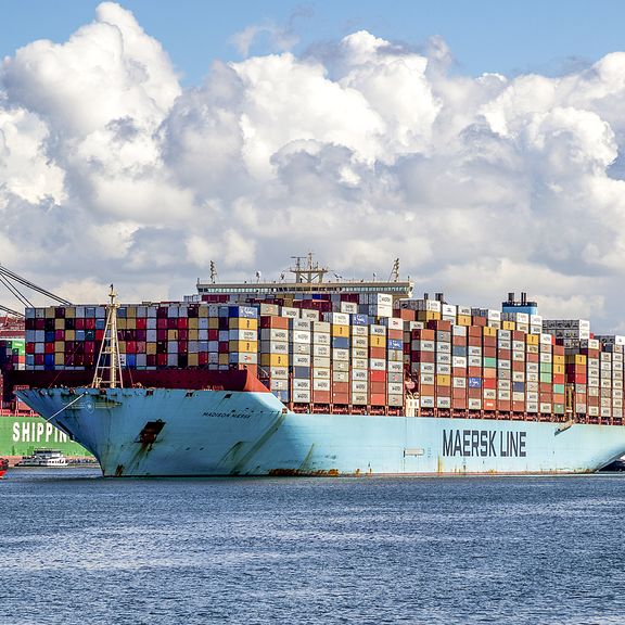 Maersk afgemeerd aan de kade