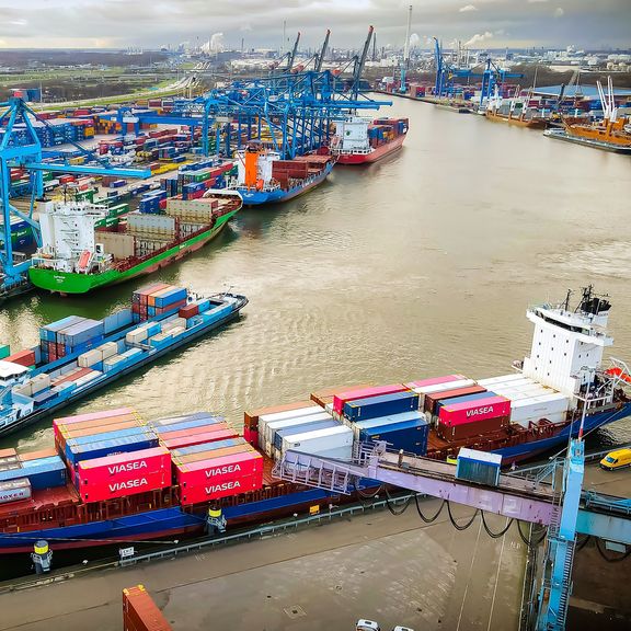 Schepen aan de kade terminal