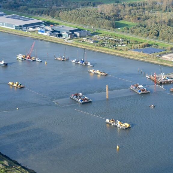 Afzinken Maasdeltatunnel vanuit de lucht