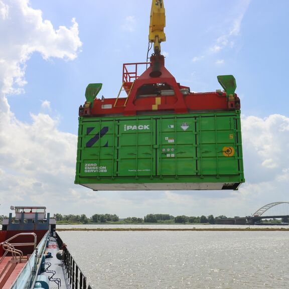 ZESpack wordt geladen op binnenvaartschip