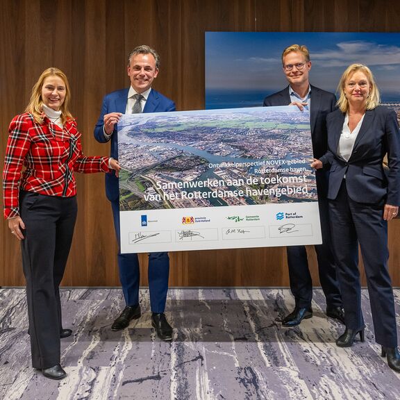 Vlnr: Jeannette Baljeu, Mark Harbers, Eric van der Schans, Chantal Zeegers. Foto: Ministerie van I&W