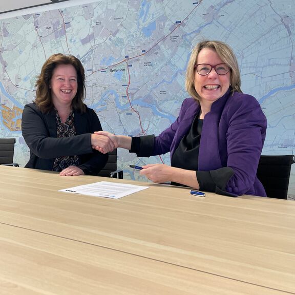 V.l.n.r: Vivienne de Leeuw, CFO Havenbedrijf Rotterdam en Susan Swarte, CFO van TNO.