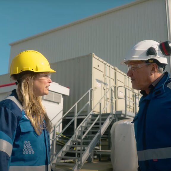 Simone Opschoor interviewt einen Mitarbeiter von Pryme