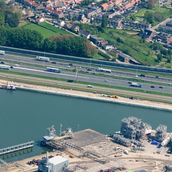 Geopolymeerbetonnen kade in de 2de Petroleumhaven (De Klerk MartensMultimedia).