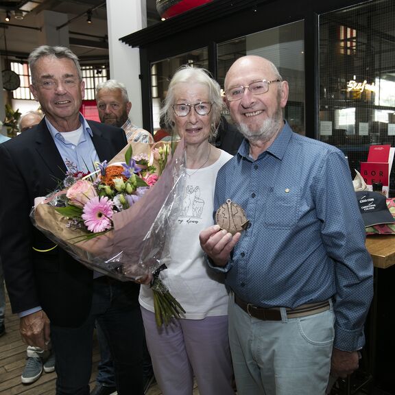 Rijkshavenmeester René de Vries onderscheidt Cees de Keijzer met het Sleepanker van de haven van Rotterdam onder toeziend oog van ‘keizerin’ Olga de Keijzer.