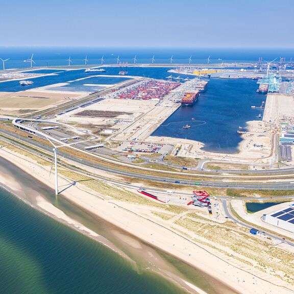 Maasvlakte met conversiepark en Amaliahaven gezien vanuit de lucht