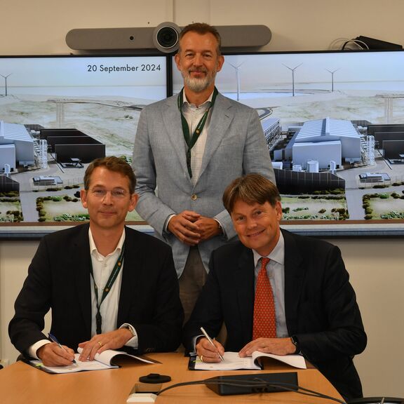  Vlnr: Maarten Abbenhuis ( COO TenneT), Boudewijn Siemons (CEO Havenbedrijf Rotterdam) en Frans Everts (president-directeur Shell Nederland). Foto: Ernst Bode.