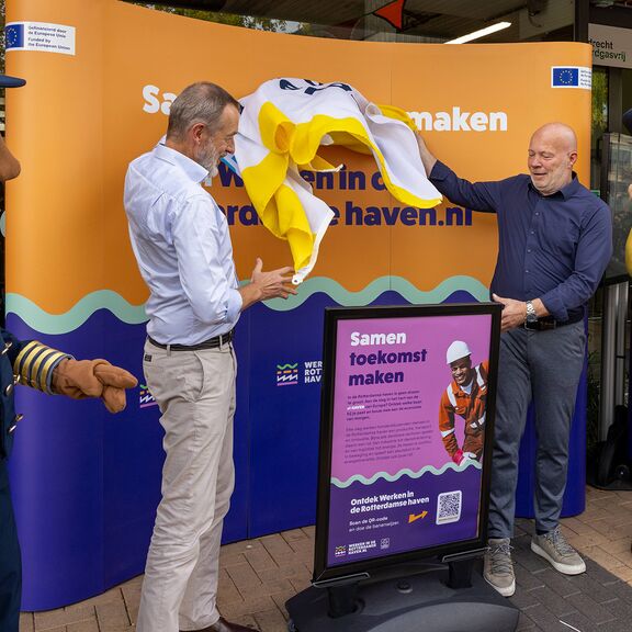 Havenbedrijf CEO Boudewijn Siemons en wethouder Robert Simons tijdens de eerste Wijkhub in Pendrecht