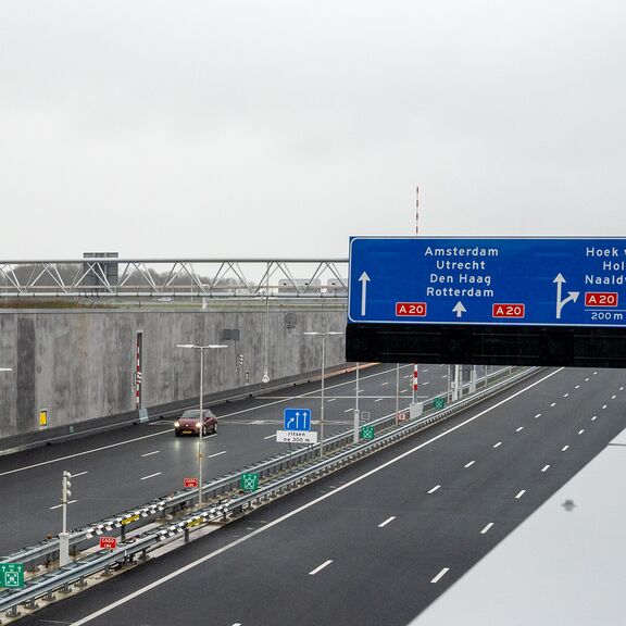 De eerste auto rijdt over de nieuwe A24