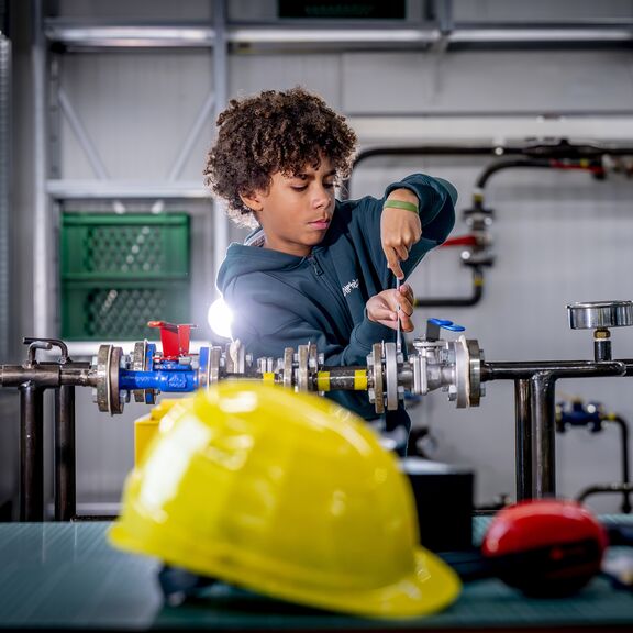 Jongen speelt met bouwtafel in Portlantis