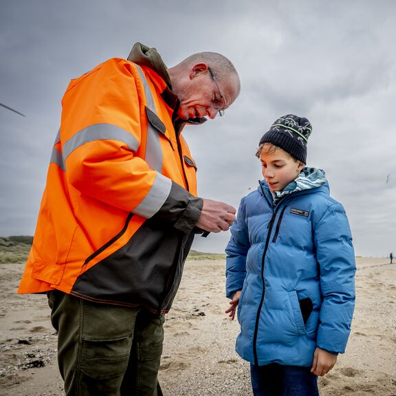 Gids Walter tijdens een fossielenexpeditie