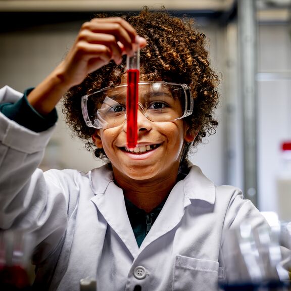 Jongen kijkt bij de display van de terminals in Portlantis